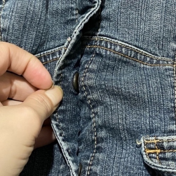 Express cropped denim jacket with pink accents and snap buttons - Picture 3 of 10